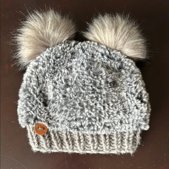 Cozy Gray Knit Pom-Pom tuque for babies - Picture 1 of 4